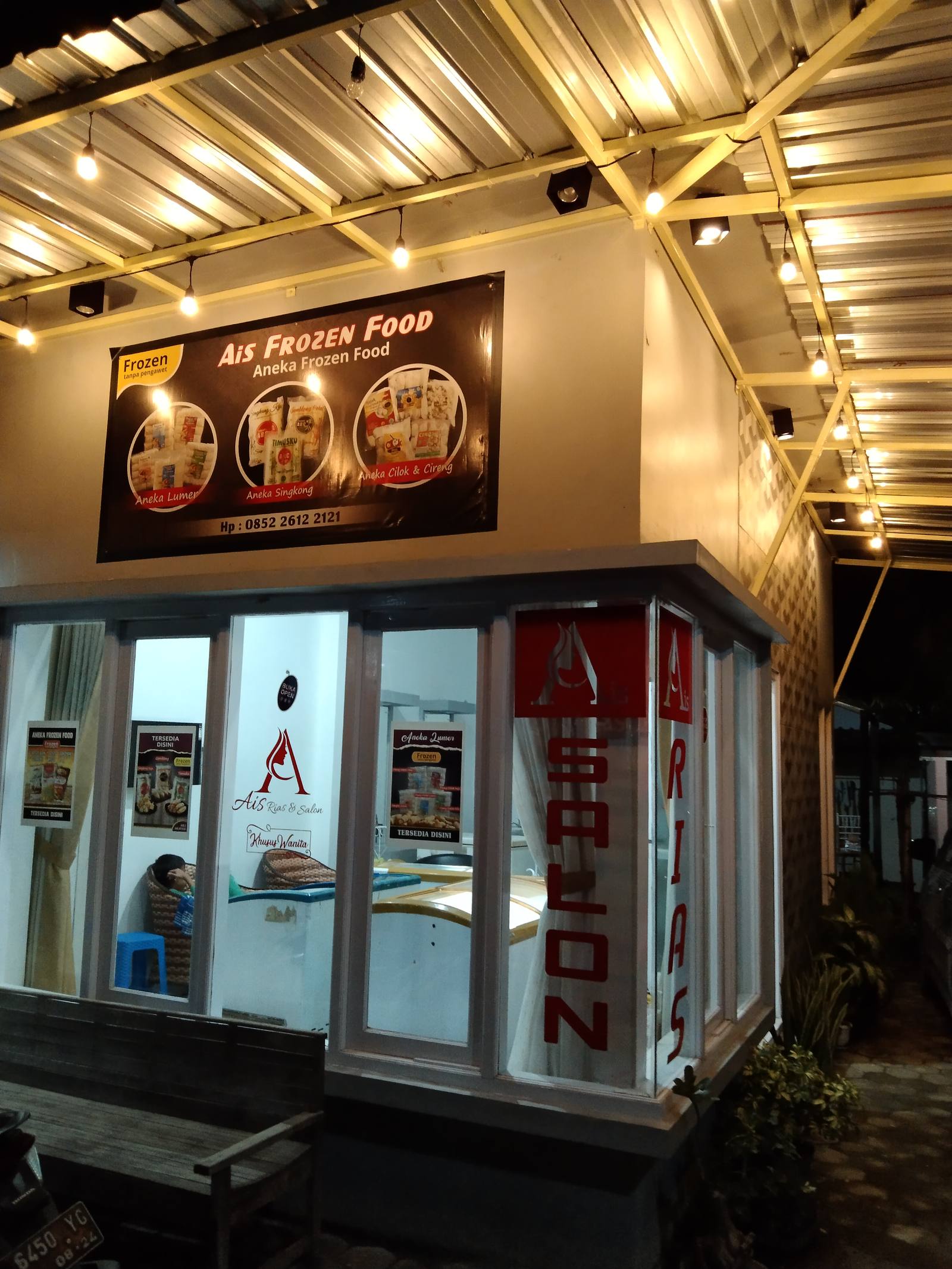 Suasana toko AIS Frozen Food dengan rak beku berisi aneka frozen food